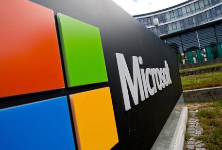 epa04863560 The Microsoft logo outside the software company's German headquarters in Unterschleissheim, Germany, 28 July 2015. Microsoft will launch its new and much anticipated operating system Windows 10 on 29 July 2015.  EPA/SVEN HOPPE