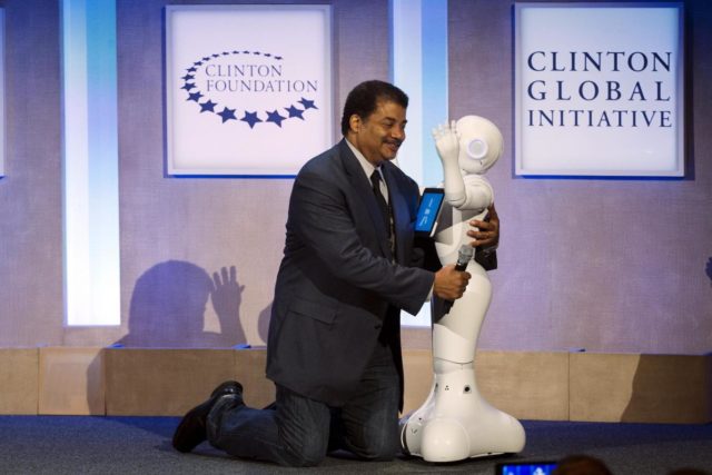Astrophysicist Neil deGrasse Tyson interagisce con Pepper, un social humanoid robot 