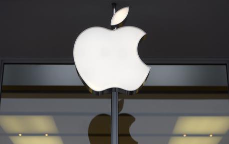 epa05127868 (FILE) A file picture dated 27 January 2015 of the company's logo at an Apple Store in Washington, DC, USA. Apple on 26 January 2016 reported sales of its top-seller iPhone as lower than expected. EPA/SHAWN THEW