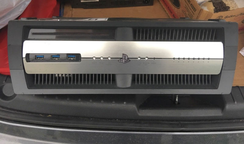Un ragazzo acquista un devkit ps4 da uno studio chiuso