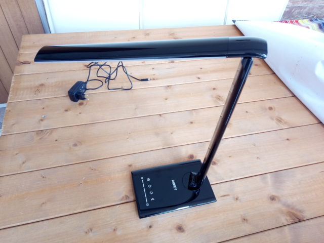 Recensione lampada da tavolo LED Aukey da 12W, pieghevole