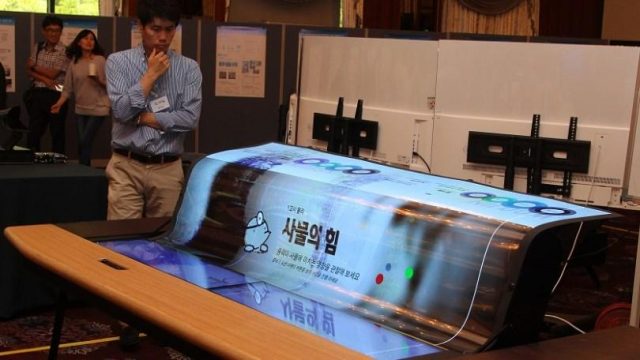 Scrivania integrante il nuovo pannello OLED LG