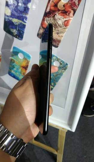 Tre foto leak in real-life mostrano il top di gamma Moto Z2 Force