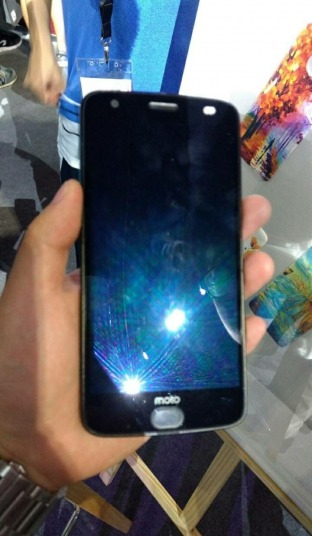 Tre foto leak in real-life mostrano il top di gamma Moto Z2 Force
