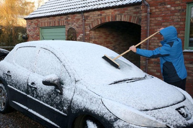 Sbrinare il parabrezza: come scongelare