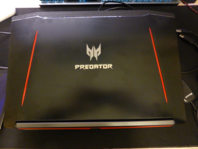 acer predator helios 300 - lato superiore