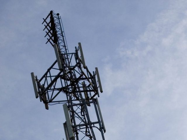 Coronavirus causato dalle reti 5G? In Inghilterra incendiano le antenne