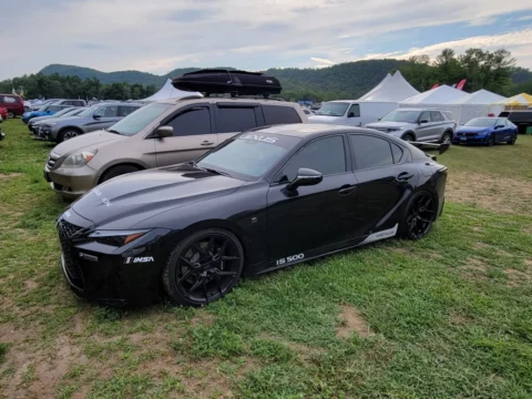 La Lexus IS 500: un'auto sportiva V-8 che unisce affidabilità e prestazioni optimized