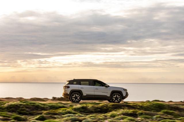 Jeep Compass 4xe in prova su strada innevata