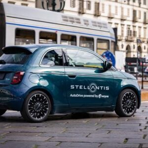 Stellantis e Wayve mostrano la guida autonoma a mani libere con l’intelligenza artificiale